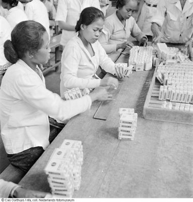 Pekerja di rokok Faroka | Foto: geheugenvannederland.nl