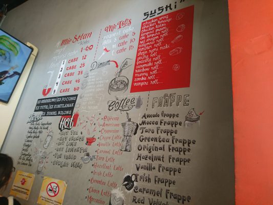 Daftar menu yang disediakan oleh Kober Mie Setan. (Foto: Riska Suci Rahmawati)