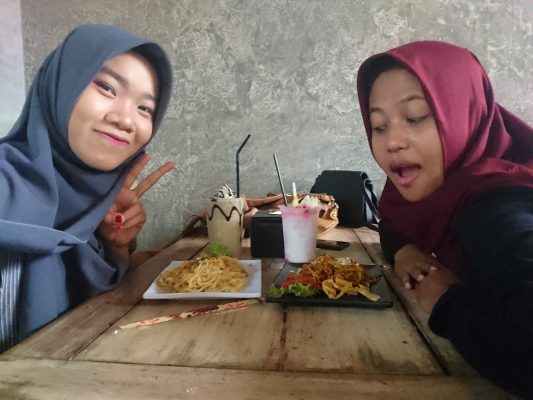 Serunya menyantap kuliner di Kober Mie Setan bersama sahabat. (Foto: Riska Suci Rahmawati)