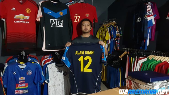 Bangganya Aremania Pemenang Lelang Jersey Super Along