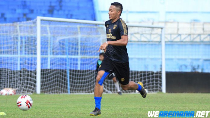 Belum Pulih 100 Persen, Dendi Santoso Tetap Ikut Arema ke Pantai