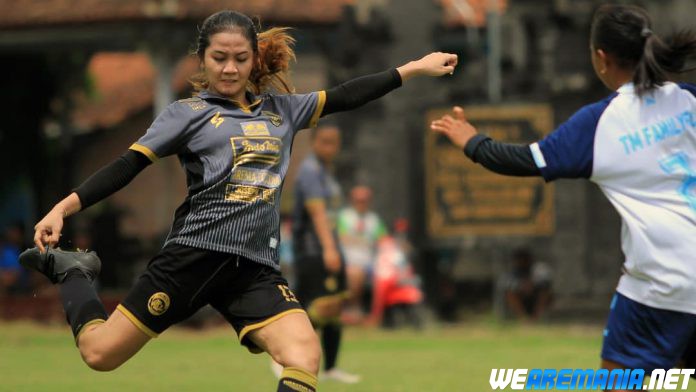 Jersey Arema Bernama Shafira Ika Putri Laris Manis